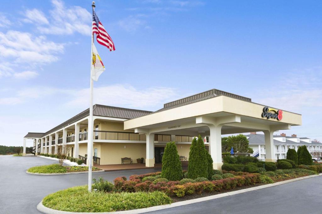 Calhoun Hotel | Super 8 by Wyndham Calhoun