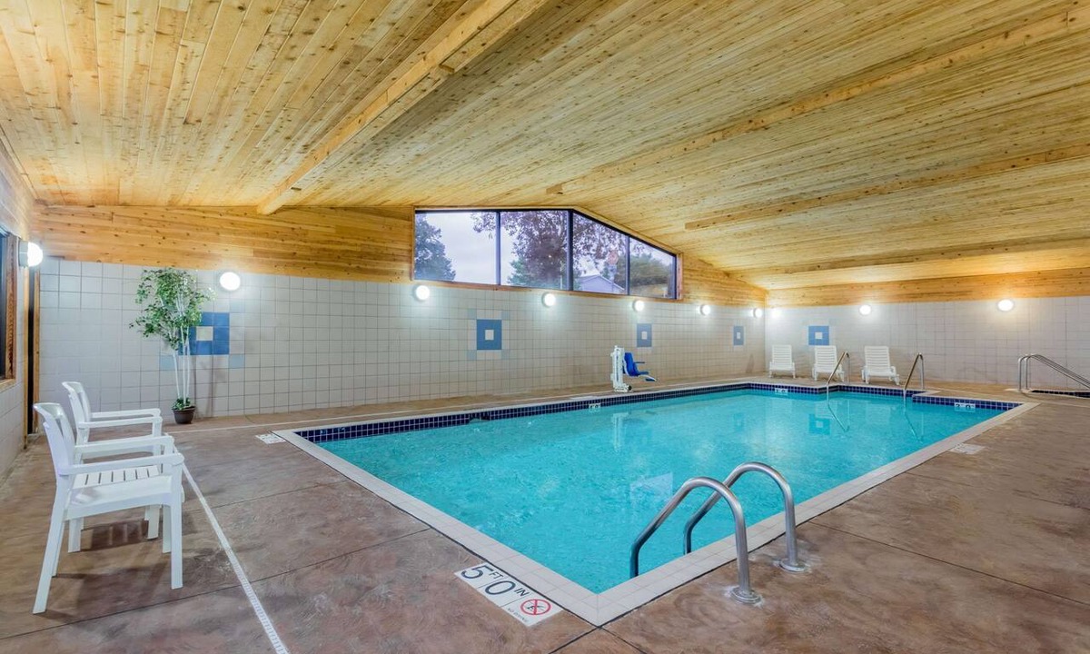 Monroe Hotel | Super 8 by Wyndham Monroe WI