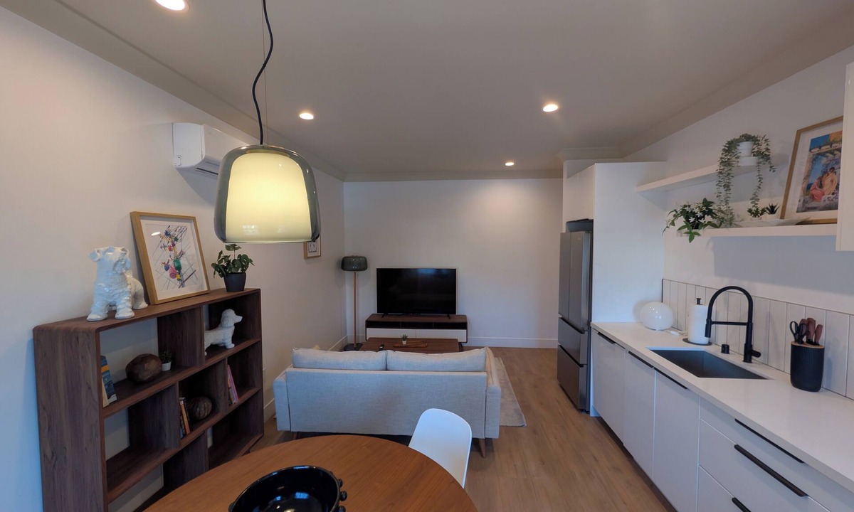 Miracle Mile Apartment | Super Host - 1 bed 1 bath Newly renovated Wonderful apartment by the Grove