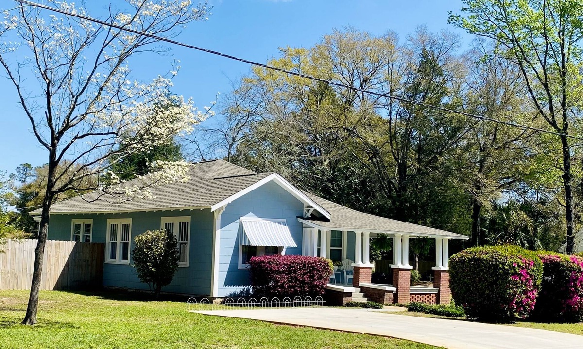 Crestview House | The Blue Pearl near Downtown Crestview
