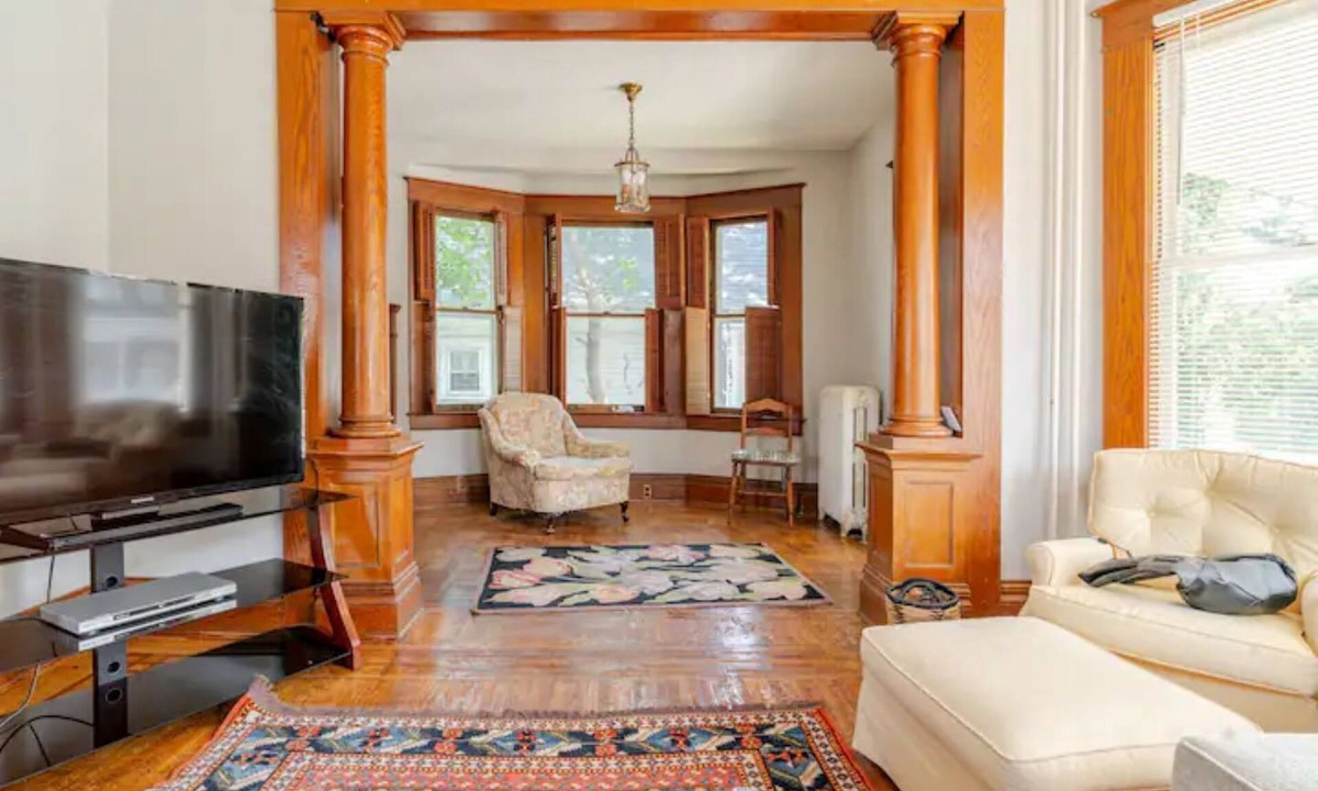 York House | The Carew House Sleeps 10 Fenced 4BR Full Kitchen Steps2 YCP