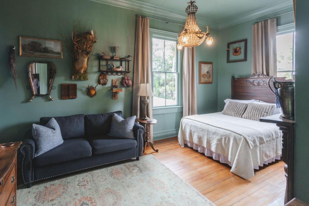 Downtown Apartment | The Gilded Lady- The Gentleman's Room