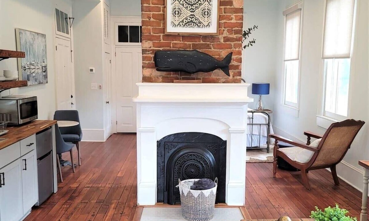 Old East Hill Apartment | The Kelley House | Suite 2 - 1st floor