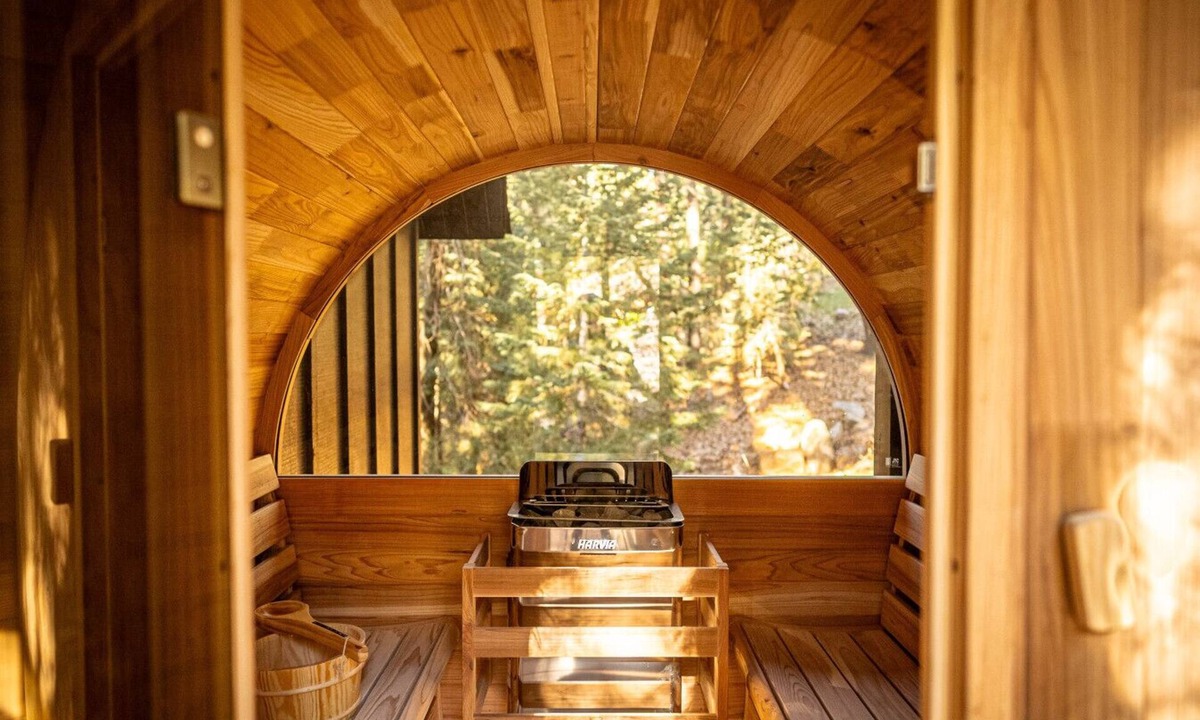 Running Springs Cabin | The Lightfoot Cabin · Mid-Century Perfect Romantic Getaway Hot Tub|Sauna