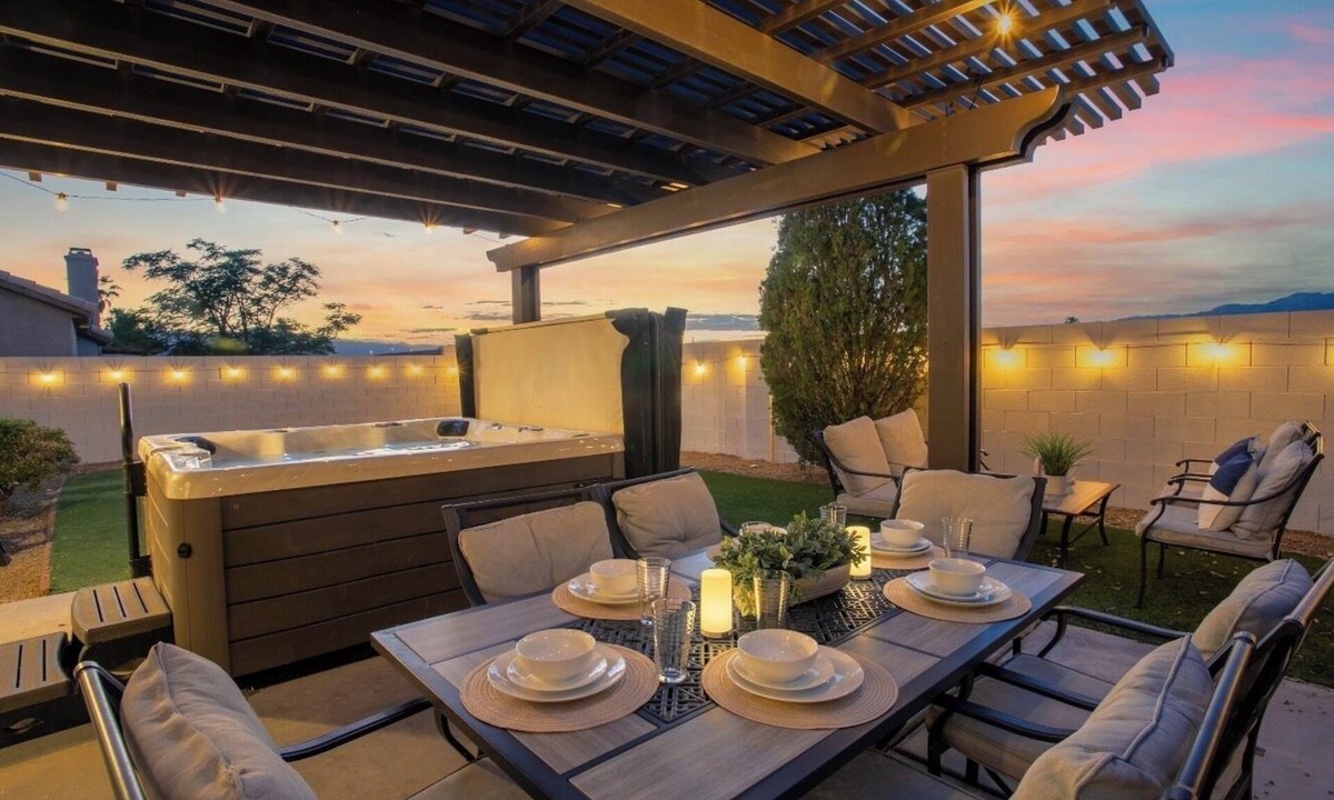 North Las Vegas House | The Ultimate 5BR Funhouse: Spa, Golf & Pool Table!