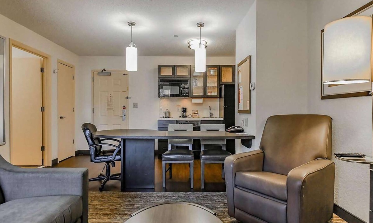 Baymeadows Hotel | Tranquil Haven: Relaxing Suites with All the Comforts