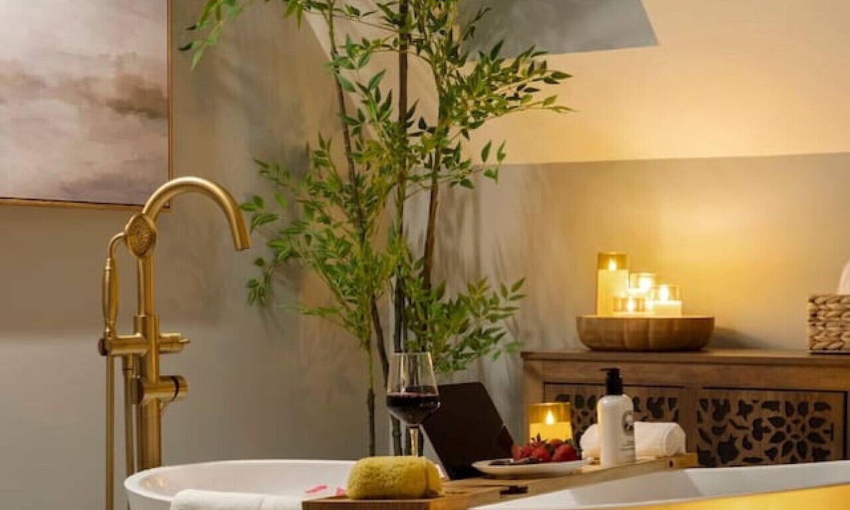 Arefth House | Ultimate Cambridge Mansion Sleeps 14 with Spa Bath, HUGE Game Room & 2 Parking