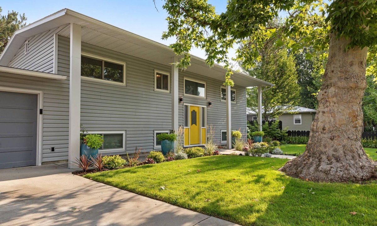 Central Rim House | Ultra Comfort + Style! HOT TUB & Fireplace! Two Living Rooms >10 min to Downtown & BSU!