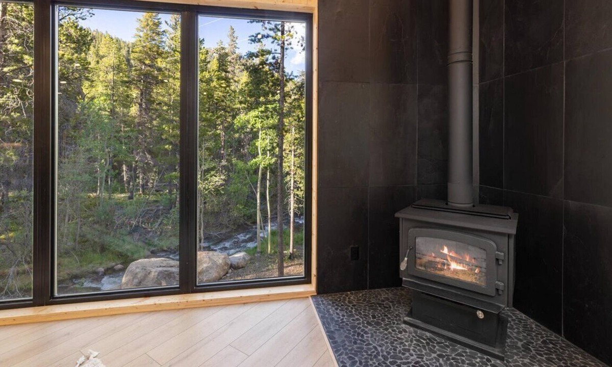 Idaho Springs Cabin | Updated Cozy Cabin on the River/Hot Tub/Beach