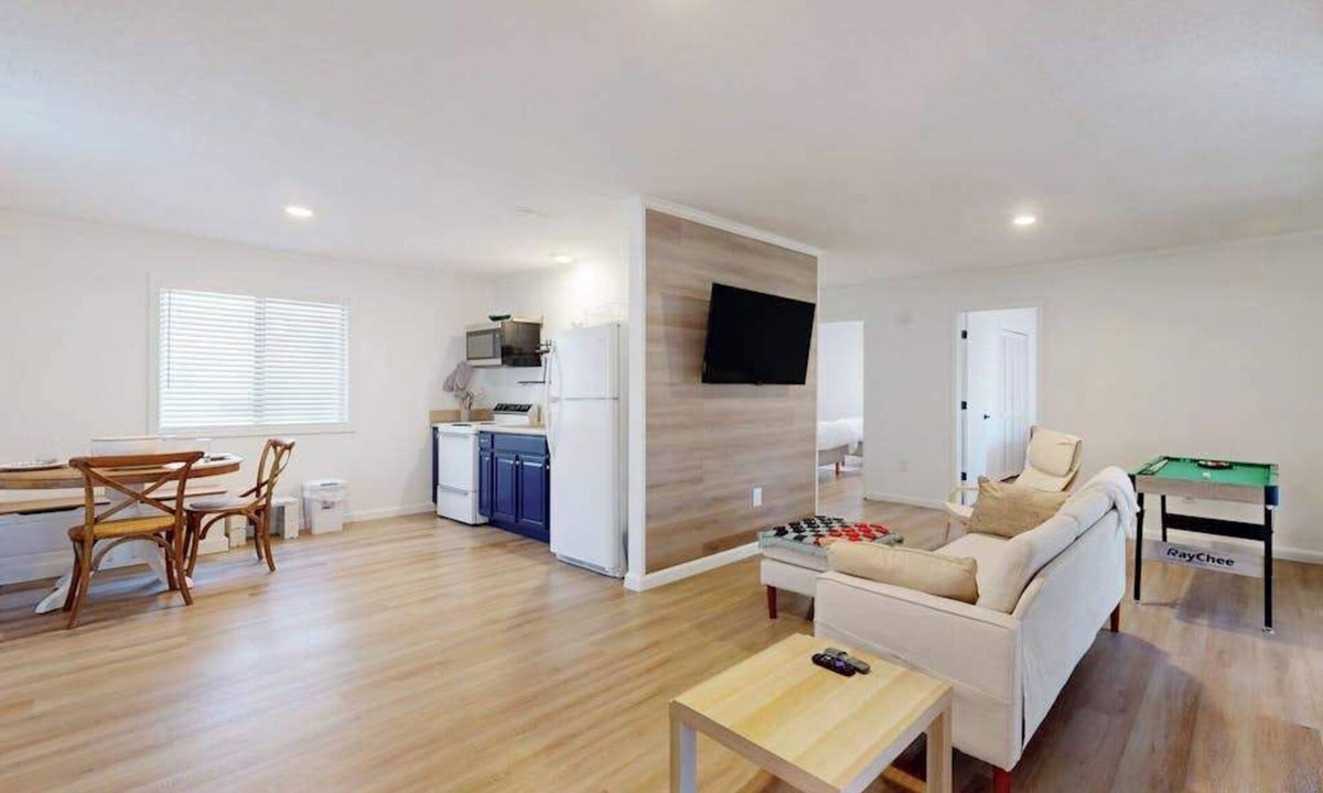 Murphy House | Updated tree-lined cabin with mountain view, and screened-in deck.