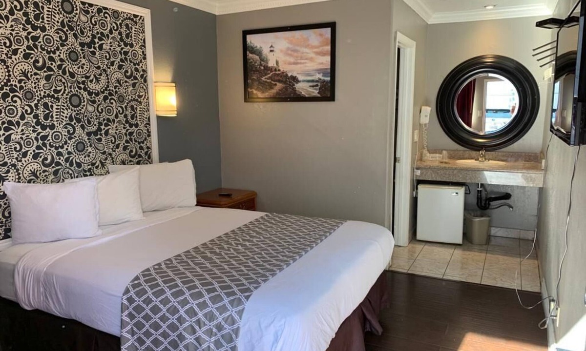 Bixby Knolls Hotel | Uptown Inn