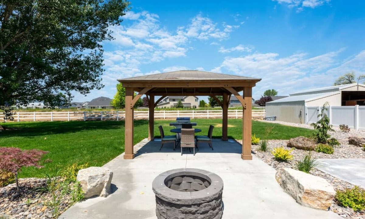 Nampa House | Verdant Valley | 5BR on 1 Acre Game Room Balcony Fire Pit Family Retreat Nampa