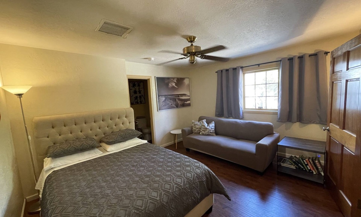 Historic Tennis Club Apartment | Villa C - a studio with kitchen. A few steps from downtown Palm Springs! 👑