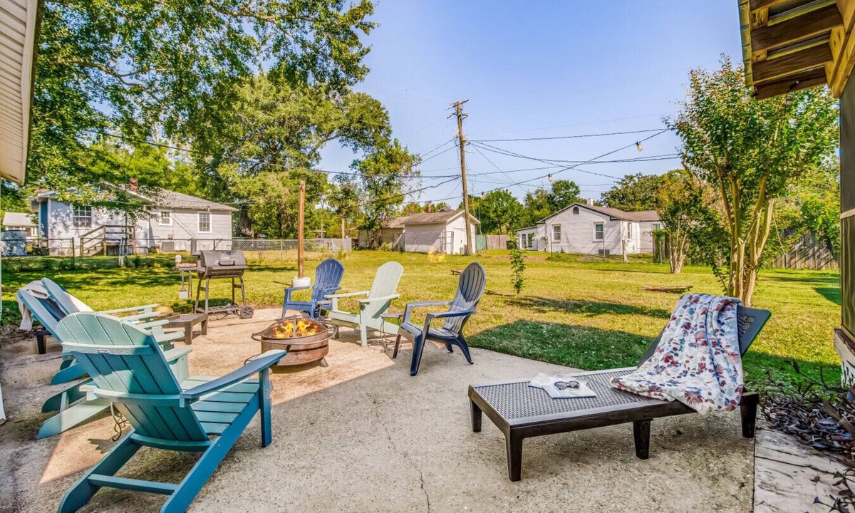 Navy Point House | Walk to Beach | Pet-Friendly Yard & Games