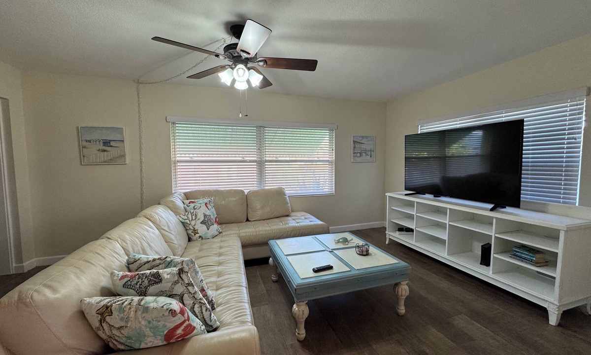 Largo House | Walk to Beach, restaurants and shops “The In-Between”