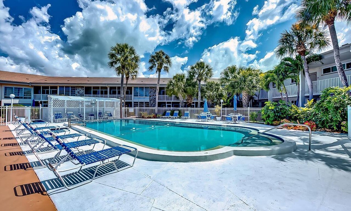 Saint Armands Key Condo | Walk to Lido Beach & Steps to St. Armand's Circle | Heated Pool and Spa | BBQ