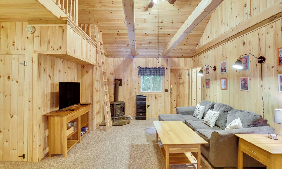 Mount Vernon Cabin | Waterfront Fayette Vacation Rental on Parker Pond!