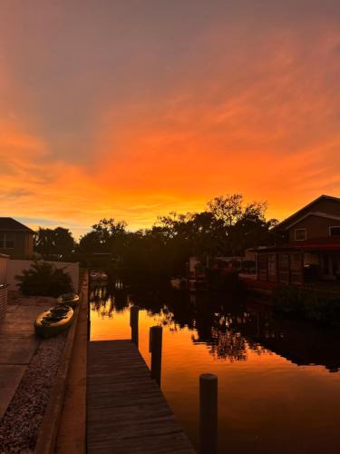 Laurel House | Waterfront retreat with kayaks, walk to the beach