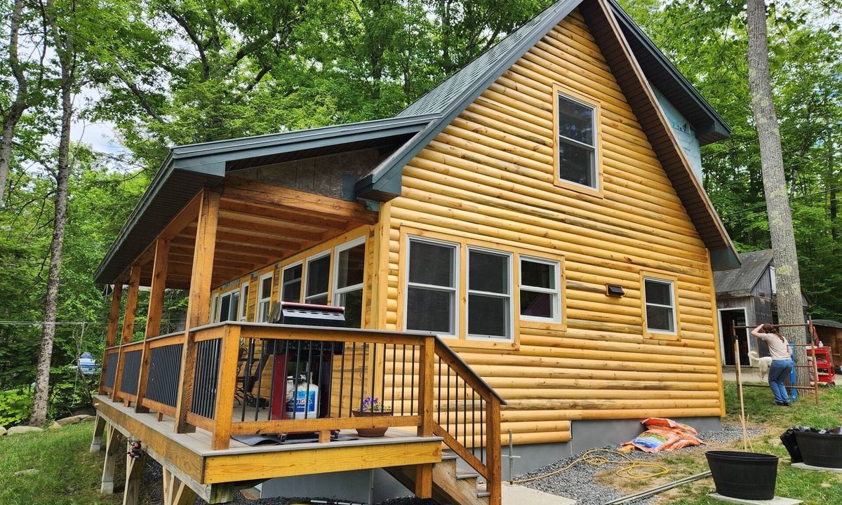 Albion House | Weekly discounts avail. Get away at this New house on Lovejoy Pond in Albion