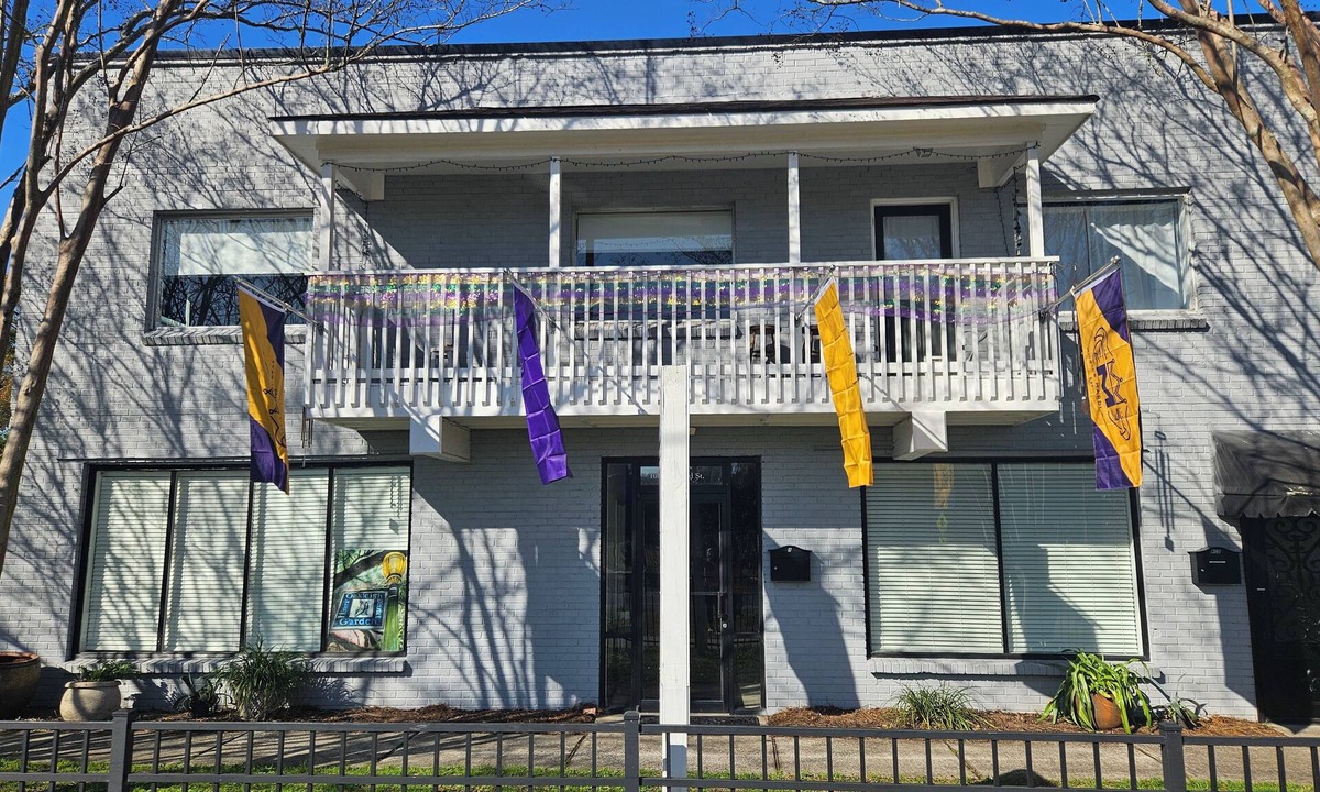 Washington Square Apartment | Welcome Travelers: the parade route, downtown Mobile, and BFM are all right here