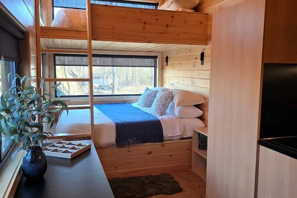 Quakertown Cabin | Willow: Modern Eco-Pod Retreat in Pennsylvania Forest in a Tiny Cabin with Scenic Views