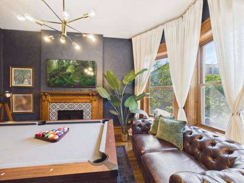 Wrigleyville Apartment | Wrigleyville Art Deco Suite Garage