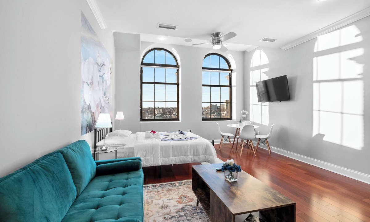 Olde Kensington Apartment | XL Studio - Metro Studio, Chic Stay