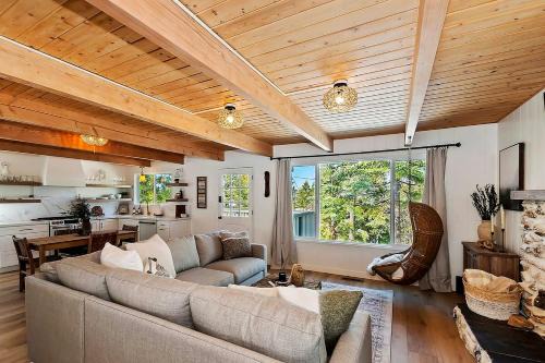 Lake Arrowhead House | Yama Cabin - 5 min walk to the village, EV plug, hot tub, kid & pet friendly