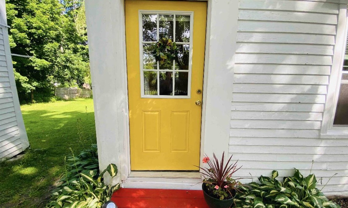 Rockland Apartment | Yellow Door Sunny New England House Apartment in Rockland ME STR22-44