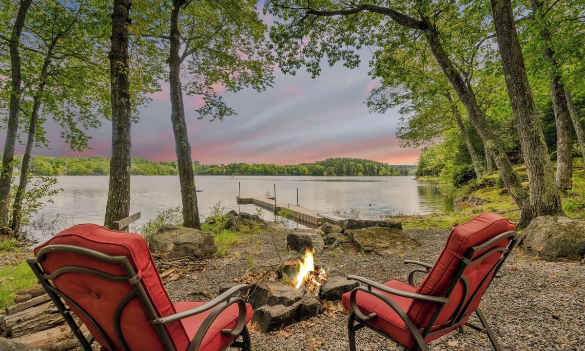 Wayne House | Your Trail's End in Maine