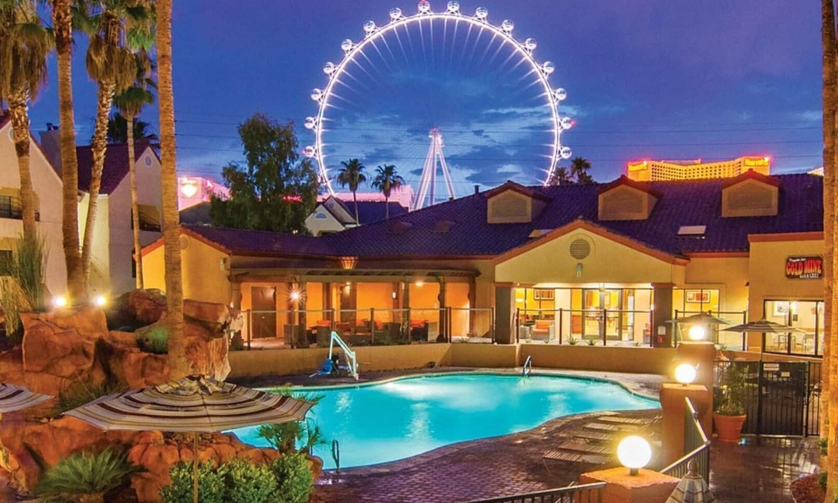 Las Vegas Resort | Your Vegas Oasis, Steps from the Strip! Holiday Inn Desert Club-Studio