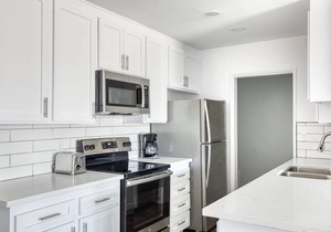 Elegant Hollywood 1BR w/ Pool, walk to metro, restaurants, by Blueground