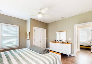 Newly built cottage with gas fireplace, patio, pool & gym - near Kennebunkport