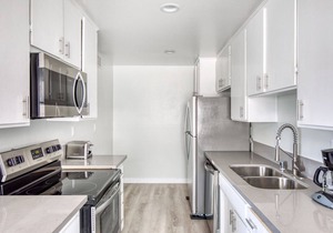 Sleek Fairfax 1BR w/Pool, near WF + TJ, Melrose shopping, by Blueground