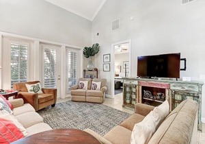 Summerwoods end-unit condo with an outdoor pool, central AC, & washer/dryer