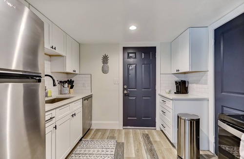 Lakeshore South House | 1/1 Hospitals | River| Trendy-Chic Avondale Townhouse