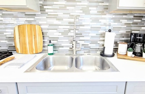 Belmont Shore Apartment | 1 Bedroom King Bed | Free Parking |Steps to Ocean