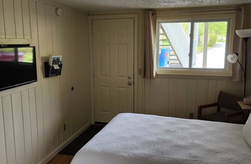 Dryden Hotel | 1-Bedroom Room with Kitchen & WiFi in Quiet Wilton
