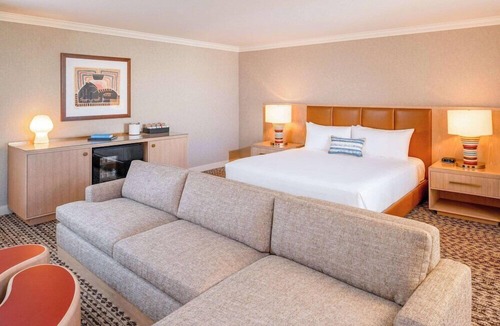 Las Vegas Hotel | 1-Bedroom Suite at a 4⭐️ Hotel