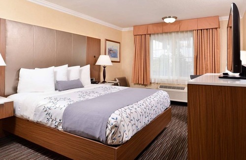 Inglewood Hotel | 1 King Bed | Near LAX & SoFi Stadium | Gateway to LA Attractions