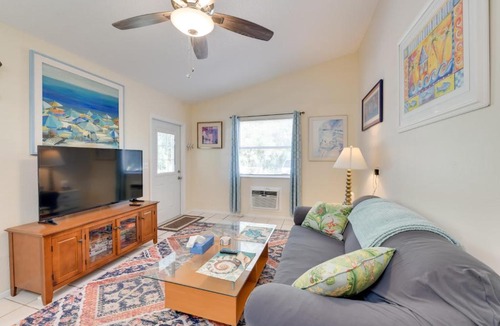 Laurel Apartment | < 1 Mi to Nokomis Beach: Tranquil Couple’s Retreat