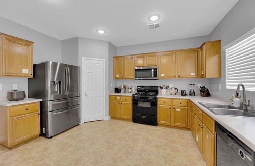 Enterprise House | 10 mins to Strip! 5BR 2.5BA Spacious 2 Story House 16 Sleep 1st Floor Bedroom