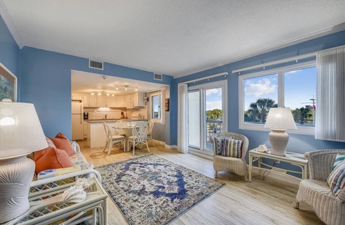 Sunnyside Condo | 121 m² Condo ∙ 2 bedrooms ∙ 6 guests