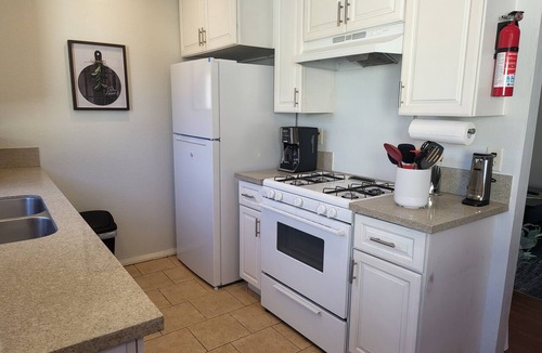 Circle Area Condo | 2-bedroom Condo with WiFi less than 10 min from Beach, CSLB, Convention Center
