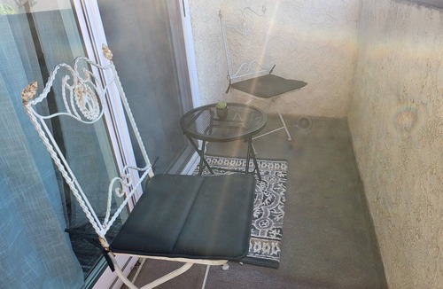 Circle Area Condo | 2-bedroom Condo with WiFi less than 10 min from Beach, CSLB, Convention Center