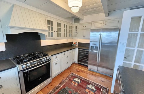 Manset Apartment | 2 BR On The Water in a 1830s Dockhouse! [Main Sul]