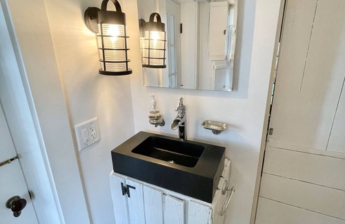 Manset Apartment | 2 BR On The Water in a 1830s Dockhouse! [Main Sul]
