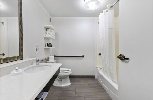 East Texas Hotel | 2 Bright Queen Rooms w/Breakfast Perfect for Family Trips to Lehigh Valley Zoo