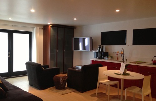 Marina Peninsula Apartment | 2 Min Walk to the Beach *Free Gift Basket For New Bookings*