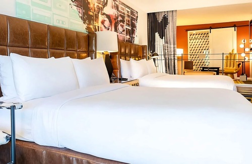 Norma Triangle Hotel | 2 Modern Units! Family- Friends Reunion at the Rooftop Poolside Bar